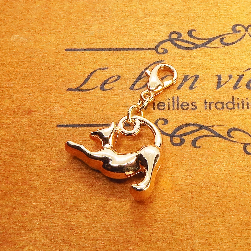 のび猫をかたどったシルエットモチーフのシンプルで可愛いマスクチャーム マットゴールド