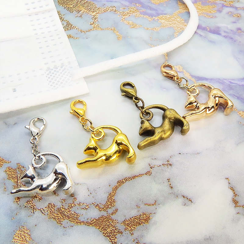 のび猫をかたどったシルエットモチーフのシンプルで可愛いマスクチャーム マットゴールド