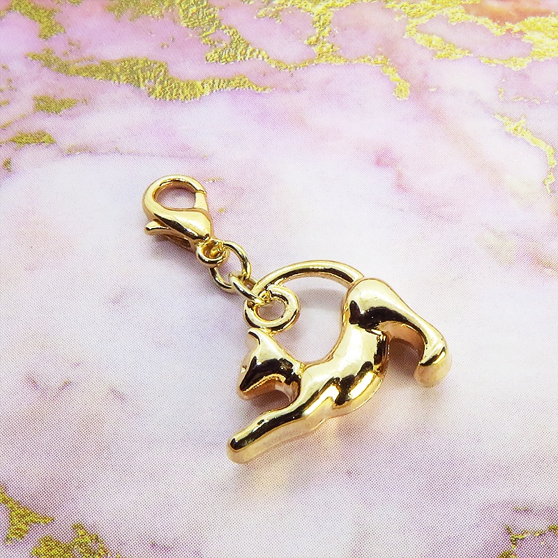 のび猫をかたどったシルエットモチーフのシンプルで可愛いマスクチャーム マットゴールド