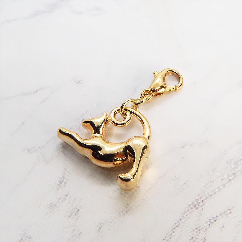 のび猫をかたどったシルエットモチーフのシンプルで可愛いマスクチャーム マットゴールド