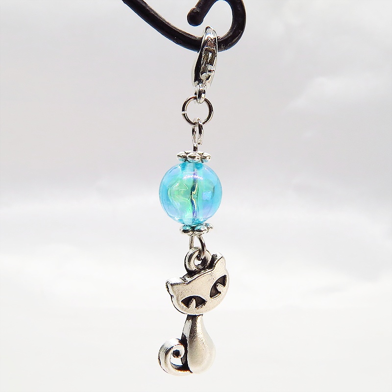 マスク・スマホチャーム アンティークシルバーの猫モチーフと透き通るアクアマリンのビーズのチャーム ジャックピン追加可