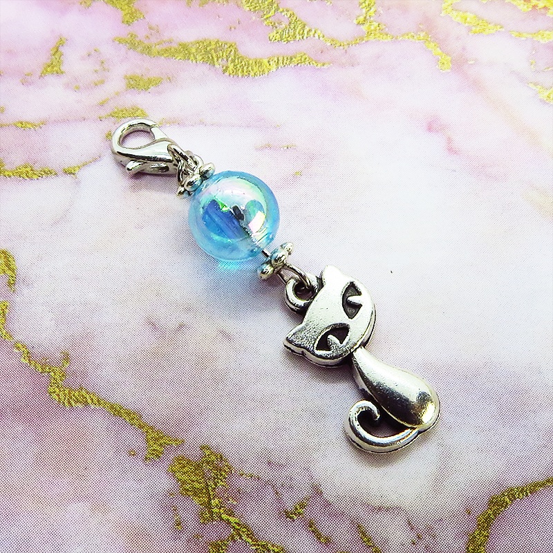 マスク・スマホチャーム アンティークシルバーの猫モチーフと透き通るアクアマリンのビーズのチャーム ジャックピン追加可