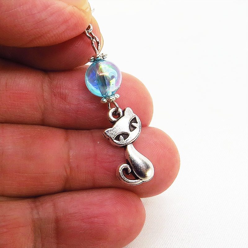 マスク・スマホチャーム アンティークシルバーの猫モチーフと透き通るアクアマリンのビーズのチャーム ジャックピン追加可