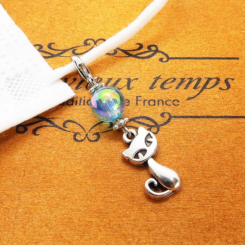 マスクチャーム アンティークシルバーの猫モチーフと透き通るアクアマリンのビーズのチャーム