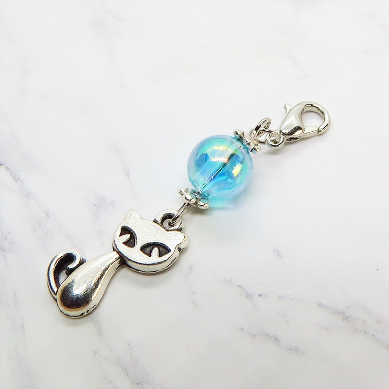 マスク・スマホチャーム アンティークシルバーの猫モチーフと透き通るアクアマリンのビーズのチャーム ジャックピン追加可