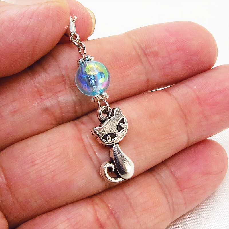 マスク・スマホチャーム アンティークシルバーの猫モチーフと透き通るアクアマリンのビーズのチャーム ジャックピン追加可