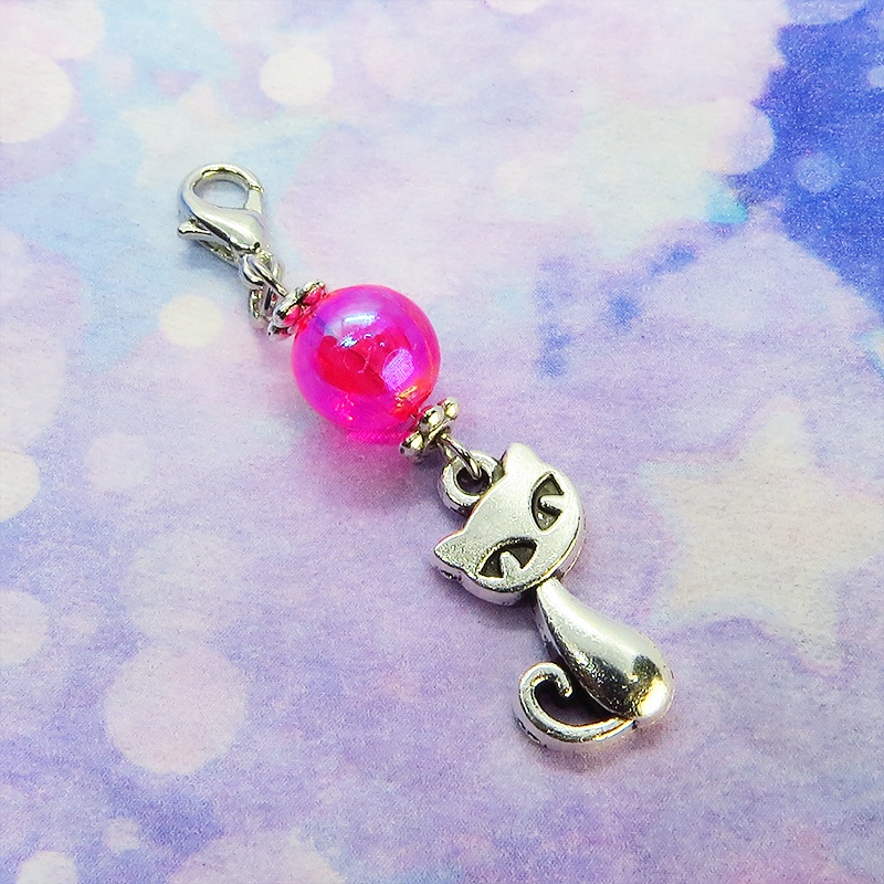 マスク・スマホチャーム アンティークシルバーの猫モチーフと透き通るアクアマリンのビーズのチャーム ジャックピン追加可