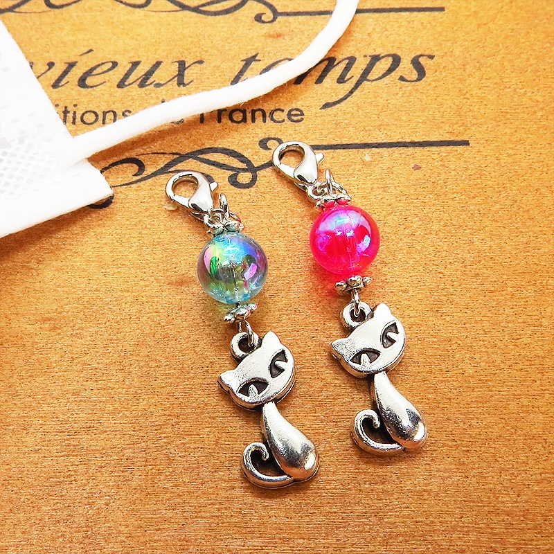 マスク・スマホチャーム アンティークシルバーの猫モチーフと透き通るアクアマリンのビーズのチャーム ジャックピン追加可