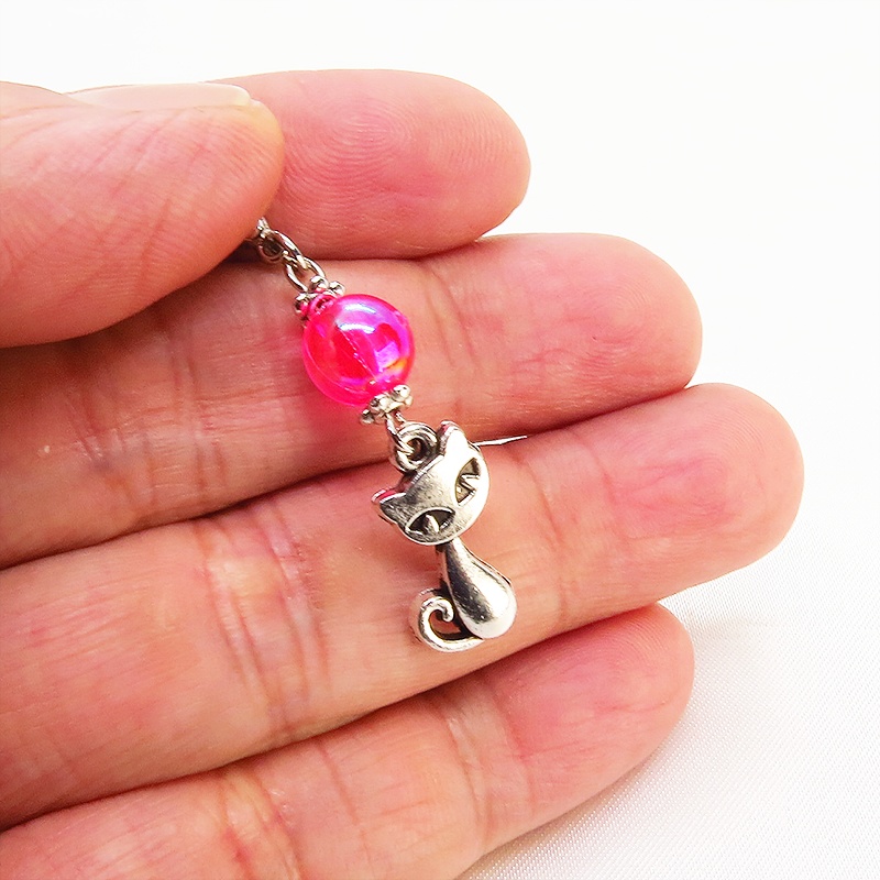 マスク・スマホチャーム アンティークシルバーの猫モチーフと透き通るアクアマリンのビーズのチャーム ジャックピン追加可