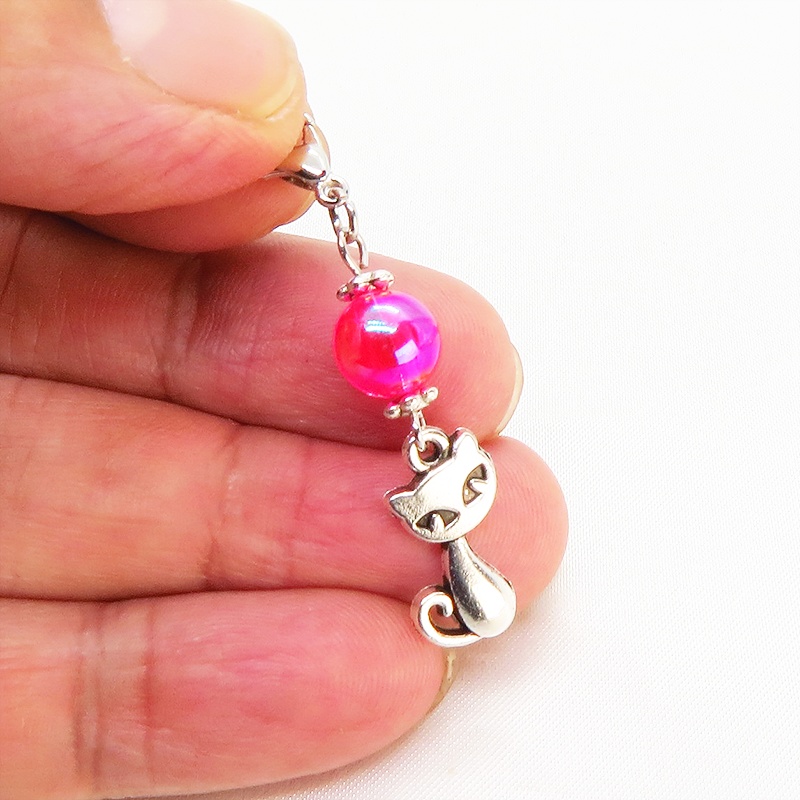 マスク・スマホチャーム アンティークシルバーの猫モチーフと透き通るアクアマリンのビーズのチャーム ジャックピン追加可