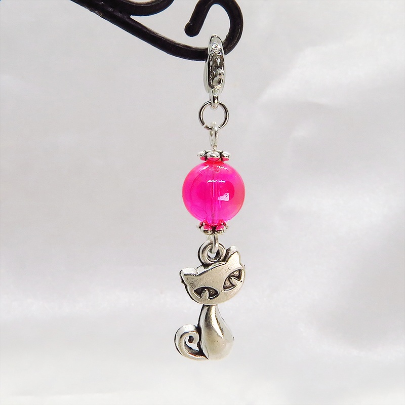 マスク・スマホチャーム アンティークシルバーの猫モチーフと透き通るアクアマリンのビーズのチャーム ジャックピン追加可