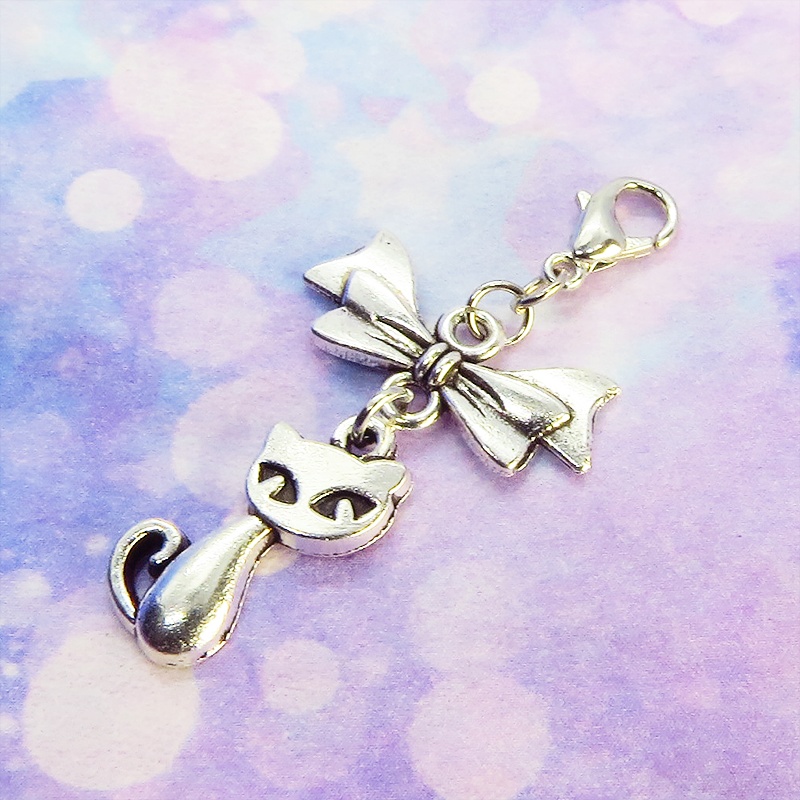 マスク・スマホチャーム アンティークシルバー 猫モチーフとリボンのコンパクトで可愛いチャーム ジャックピン追加可