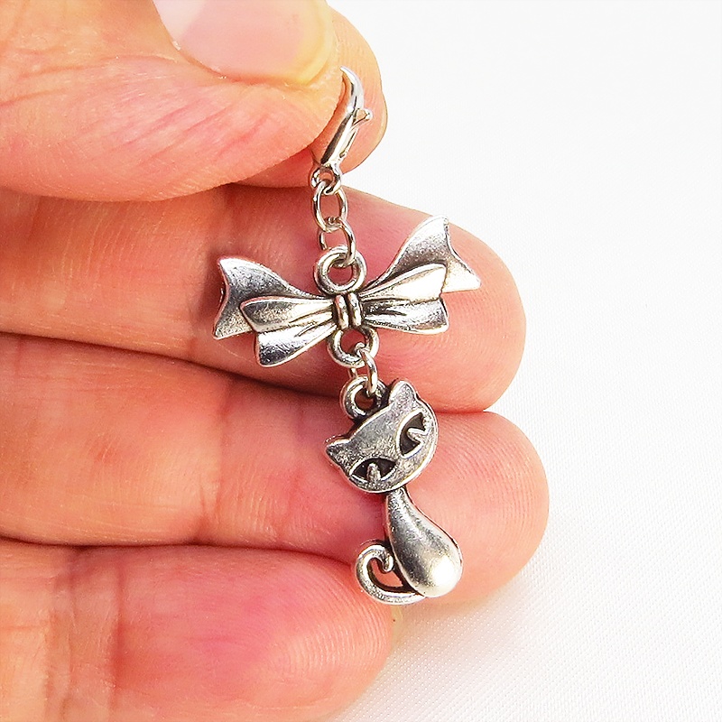 マスク・スマホチャーム アンティークシルバー 猫モチーフとリボンのコンパクトで可愛いチャーム ジャックピン追加可