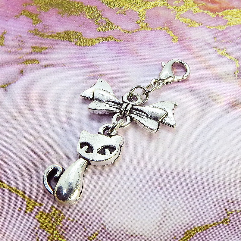 マスク・スマホチャーム アンティークシルバー 猫モチーフとリボンのコンパクトで可愛いチャーム ジャックピン追加可