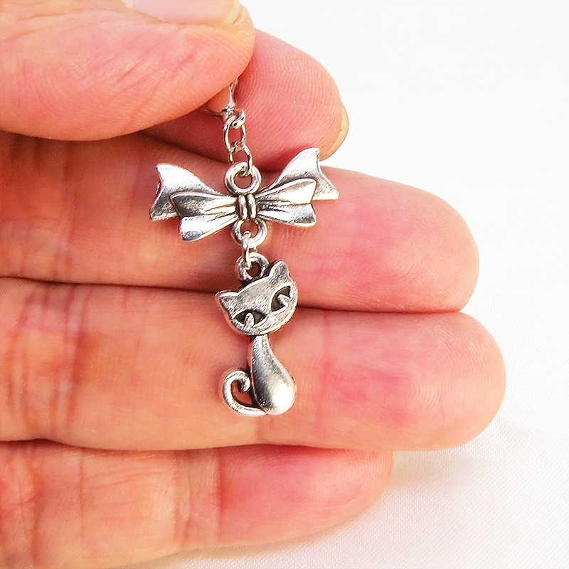 マスク・スマホチャーム アンティークシルバー 猫モチーフとリボンのコンパクトで可愛いチャーム ジャックピン追加可