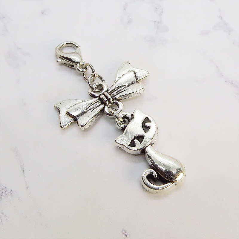 マスク・スマホチャーム アンティークシルバー 猫モチーフとリボンのコンパクトで可愛いチャーム ジャックピン追加可