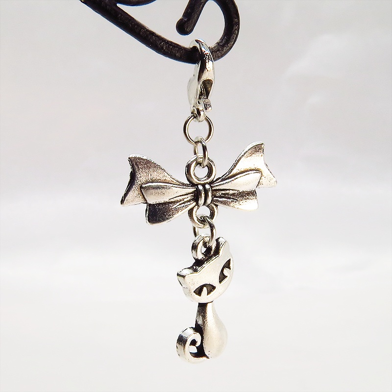 マスク・スマホチャーム アンティークシルバー 猫モチーフとリボンのコンパクトで可愛いチャーム ジャックピン追加可