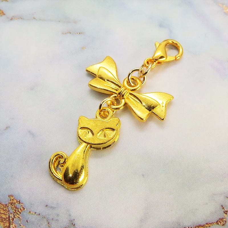 マスク・スマホチャーム ゴールドカラー 猫モチーフとリボンのコンパクトで可愛いチャーム ジャックピン追加可