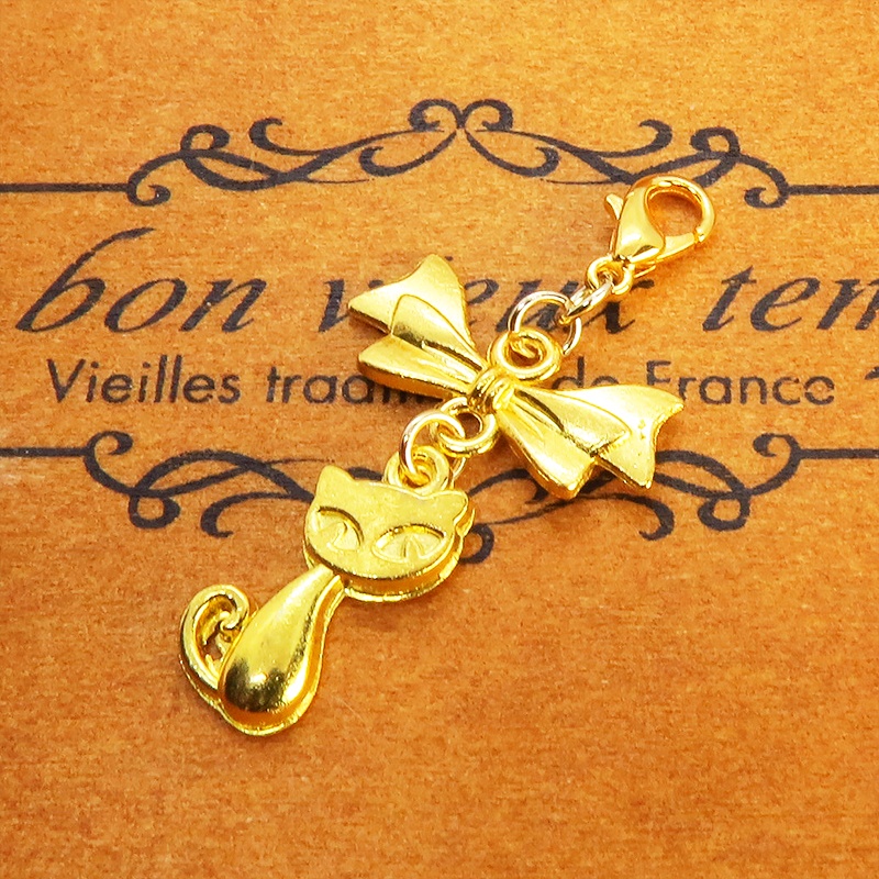 マスク・スマホチャーム ゴールドカラー 猫モチーフとリボンのコンパクトで可愛いチャーム ジャックピン追加可