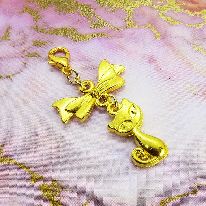 マスク・スマホチャーム ゴールドカラー 猫モチーフとリボンのコンパクトで可愛いチャーム ジャックピン追加可