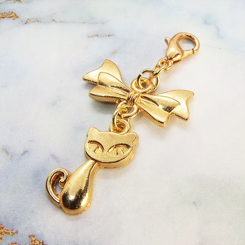 マスク・スマホチャーム マットゴールド 猫モチーフとリボンのコンパクトで可愛いチャーム ジャックピン追加可