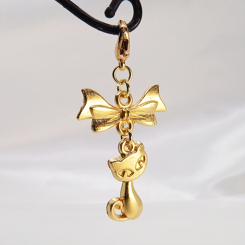 マスク・スマホチャーム マットゴールド 猫モチーフとリボンのコンパクトで可愛いチャーム ジャックピン追加可