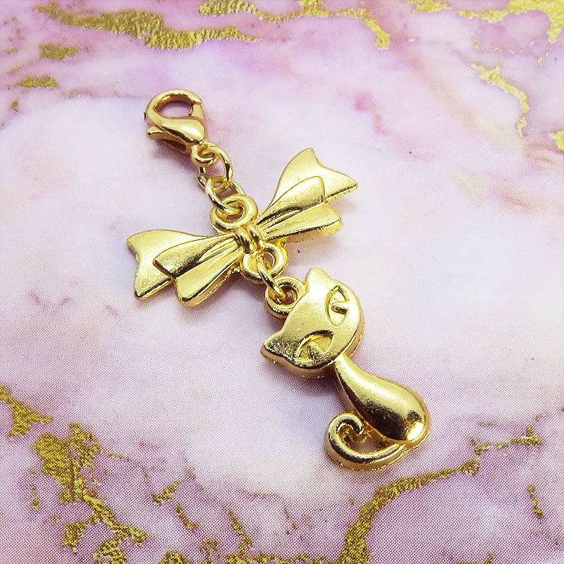 マスク・スマホチャーム マットゴールド 猫モチーフとリボンのコンパクトで可愛いチャーム ジャックピン追加可