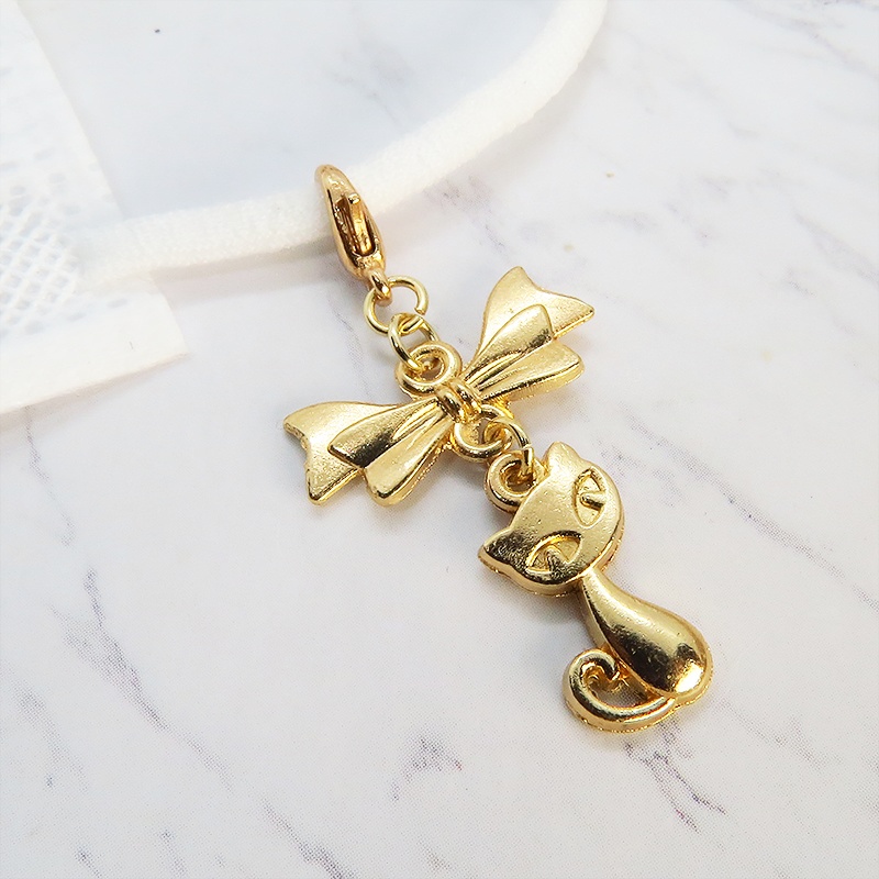 マスク・スマホチャーム マットゴールド 猫モチーフとリボンのコンパクトで可愛いチャーム ジャックピン追加可