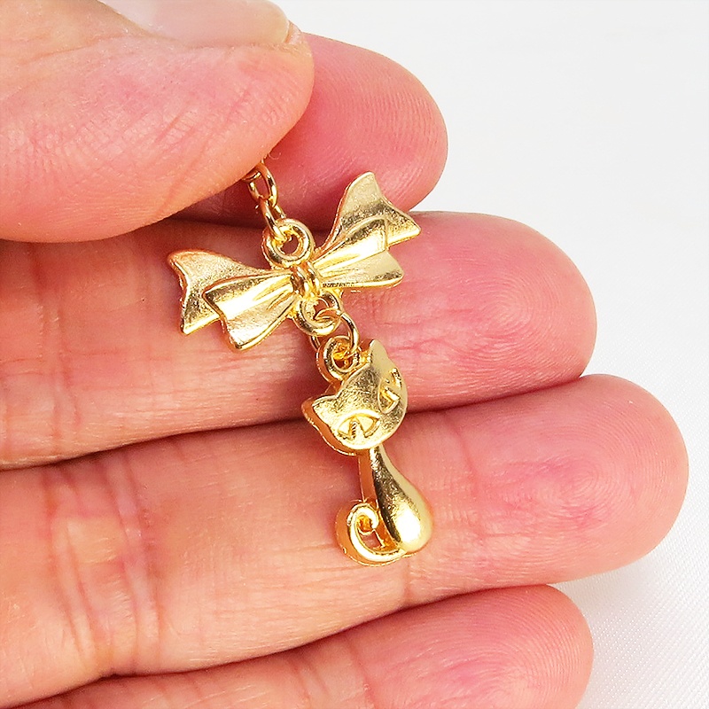 マスク・スマホチャーム マットゴールド 猫モチーフとリボンのコンパクトで可愛いチャーム ジャックピン追加可