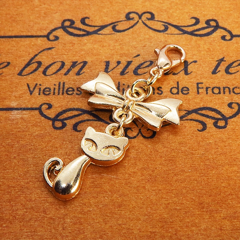 マスク・スマホチャーム マットゴールド 猫モチーフとリボンのコンパクトで可愛いチャーム ジャックピン追加可