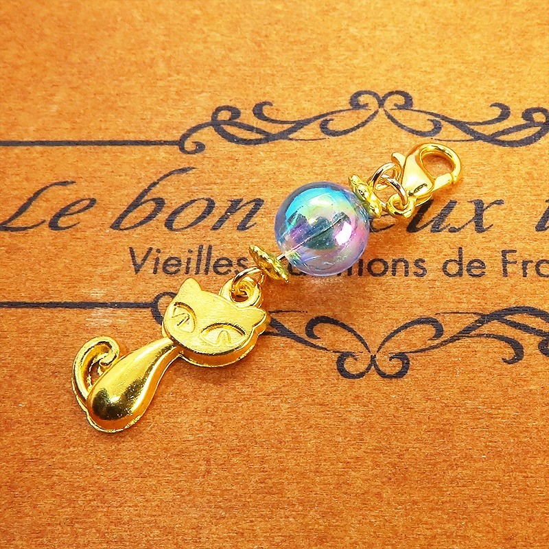 マスク・スマホチャーム ゴールドカラー 猫モチーフと透き通るアクアマリンビーズのチャーム 金具変更可 ジャックピン追加可