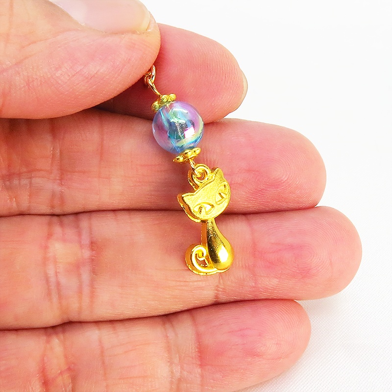 マスク・スマホチャーム ゴールドカラー 猫モチーフと透き通るアクアマリンビーズのチャーム 金具変更可 ジャックピン追加可