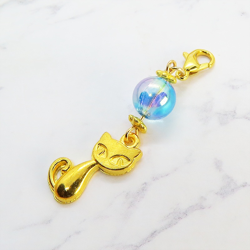 マスク・スマホチャーム ゴールドカラー 猫モチーフと透き通るアクアマリンビーズのチャーム 金具変更可 ジャックピン追加可