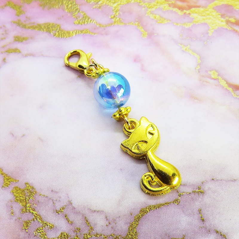 マスク・スマホチャーム ゴールドカラー 猫モチーフと透き通るアクアマリンビーズのチャーム 金具変更可 ジャックピン追加可