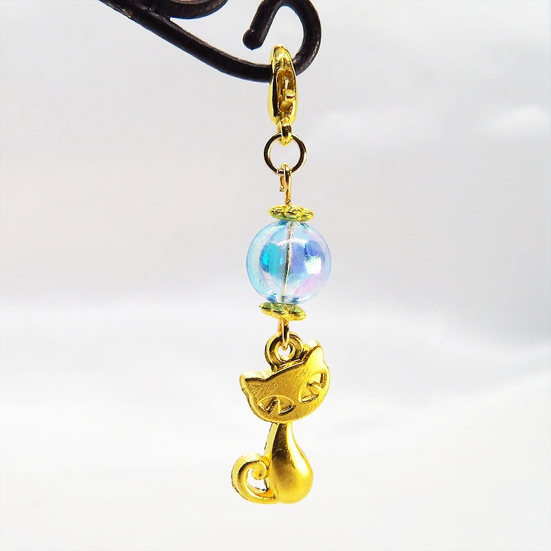マスク・スマホチャーム ゴールドカラー 猫モチーフと透き通るアクアマリンビーズのチャーム 金具変更可 ジャックピン追加可