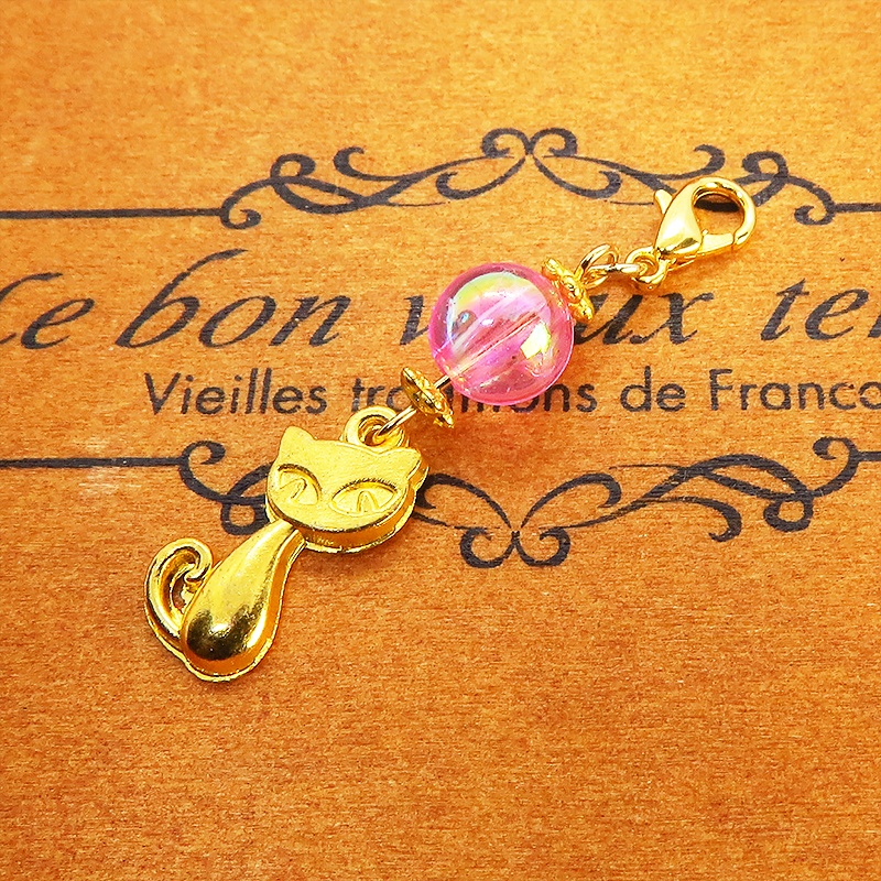 マスク・スマホチャーム ゴールドカラー 猫モチーフと透き通るピンクビーズのチャーム 金具変更可 ジャックピン追加可