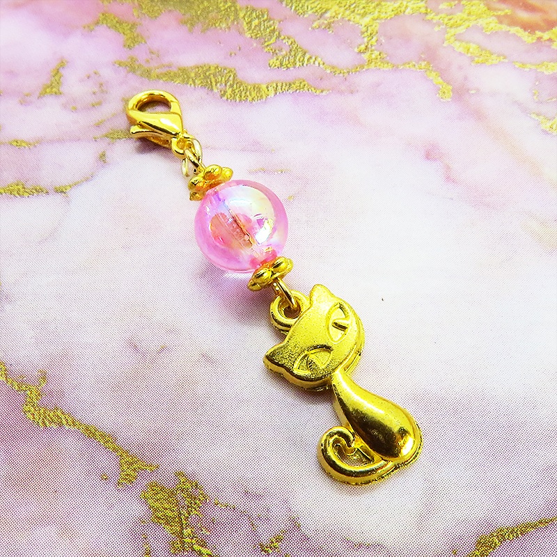 マスク・スマホチャーム ゴールドカラー 猫モチーフと透き通るピンクビーズのチャーム 金具変更可 ジャックピン追加可