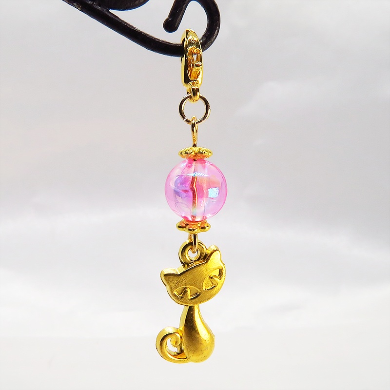 マスク・スマホチャーム ゴールドカラー 猫モチーフと透き通るピンクビーズのチャーム 金具変更可 ジャックピン追加可