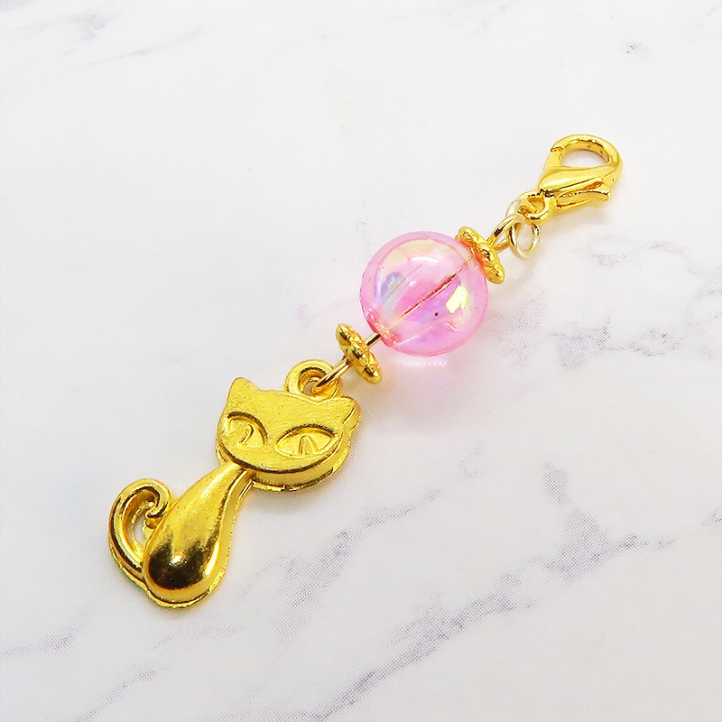 マスク・スマホチャーム ゴールドカラー 猫モチーフと透き通るピンクビーズのチャーム 金具変更可 ジャックピン追加可