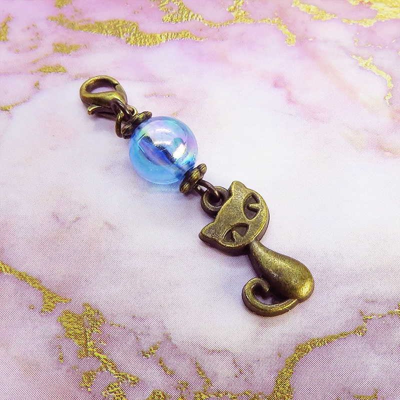 マスクチャーム アンティークカラーの猫モチーフと透き通るアクアマリンのビーズのチャーム