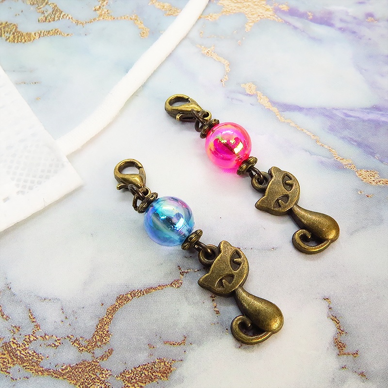 マスクチャーム アンティークカラーの猫モチーフと透き通るアクアマリンのビーズのチャーム