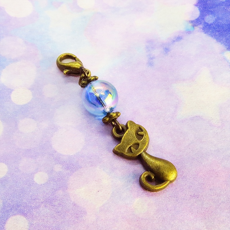 マスクチャーム アンティークカラーの猫モチーフと透き通るアクアマリンのビーズのチャーム