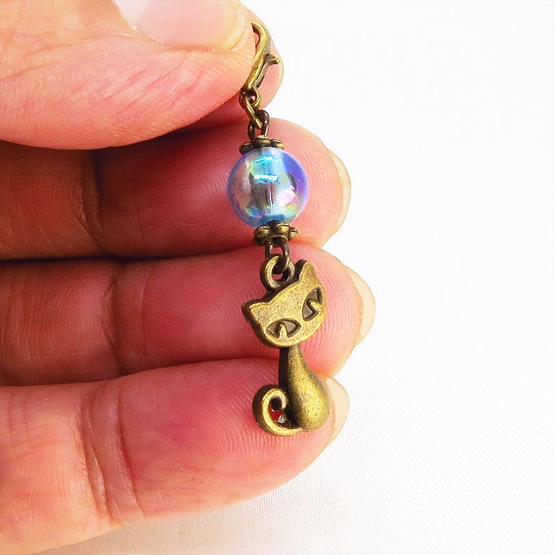 マスクチャーム アンティークカラーの猫モチーフと透き通るアクアマリンのビーズのチャーム