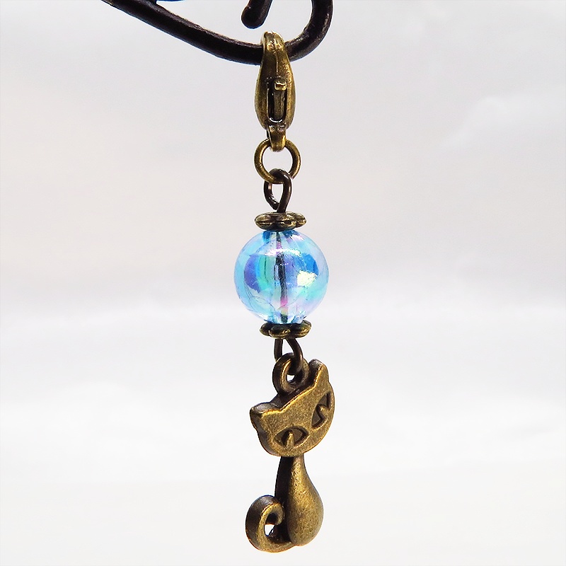 マスクチャーム アンティークカラーの猫モチーフと透き通るアクアマリンのビーズのチャーム