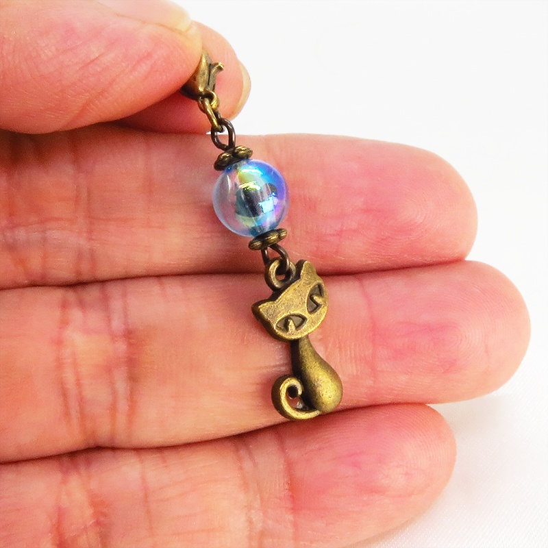 マスクチャーム アンティークカラーの猫モチーフと透き通るアクアマリンのビーズのチャーム