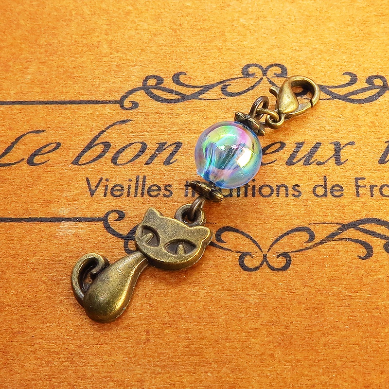 マスクチャーム アンティークカラーの猫モチーフと透き通るアクアマリンのビーズのチャーム