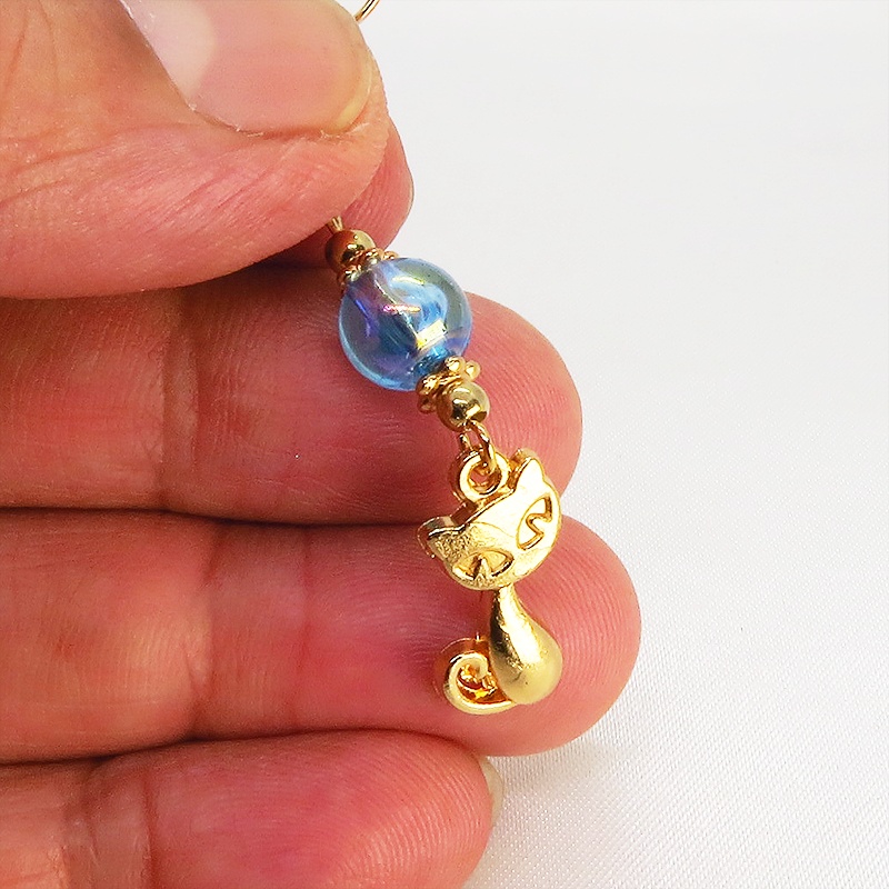 マットゴールドの猫モチーフと透き通るアクアマリン・クリアのビーズを組合せたピアス