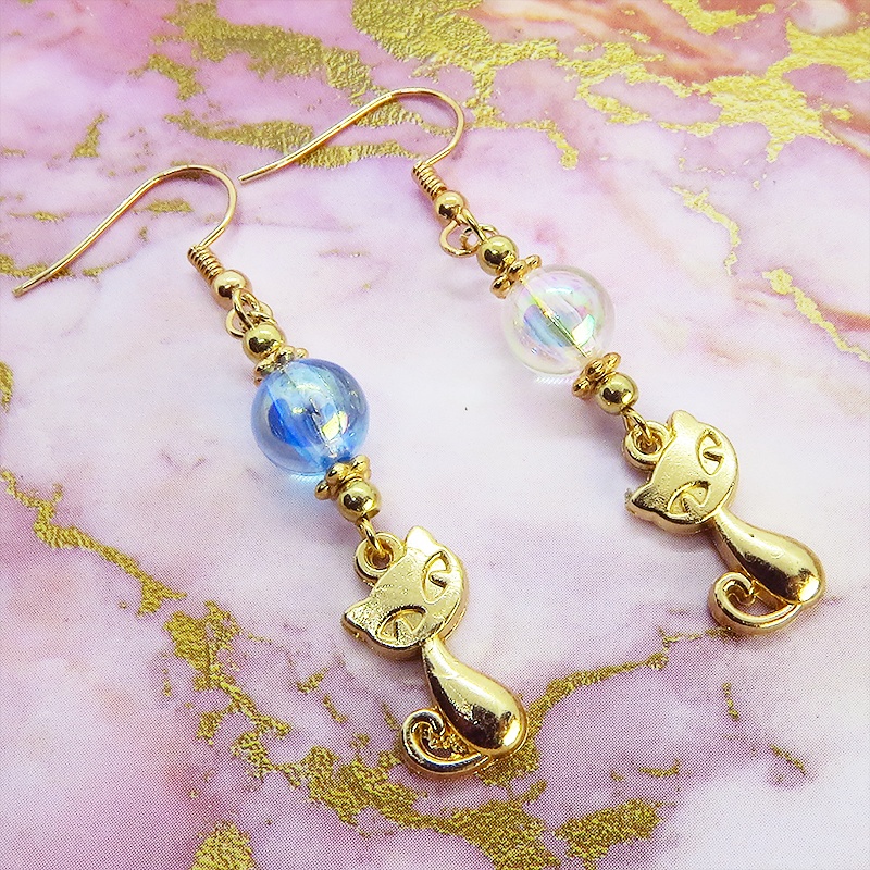 マットゴールドの猫モチーフと透き通るアクアマリン・クリアのビーズを組合せたピアス