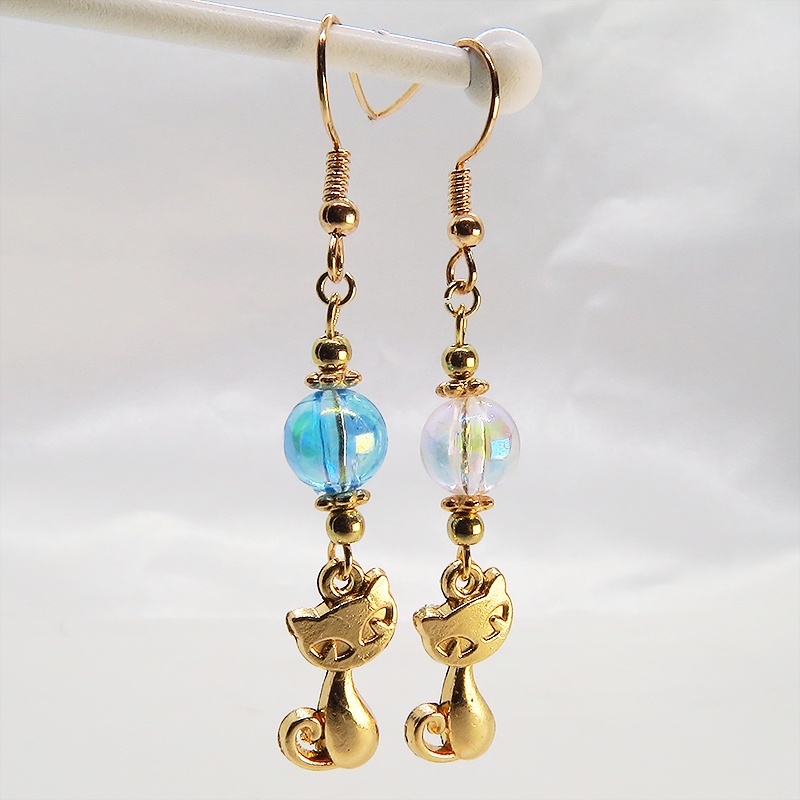 マットゴールドの猫モチーフと透き通るアクアマリン・クリアのビーズを組合せたピアス