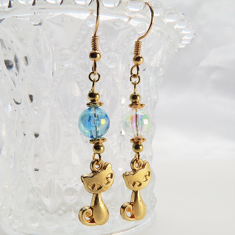 マットゴールドの猫モチーフと透き通るアクアマリン・クリアのビーズを組合せたピアス